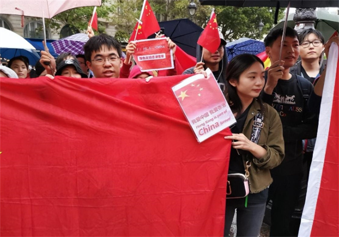 【狂妄小丑】香港女学生口吐狂言 说听国歌就想吐