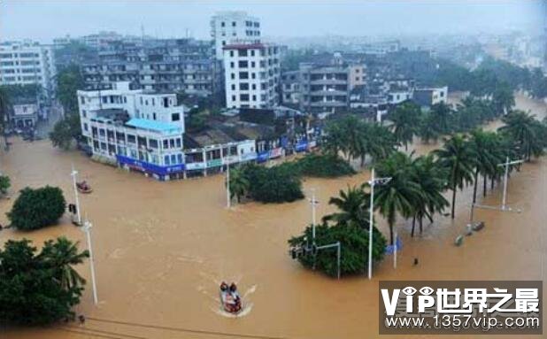 史上最强台风21级，能在海面掀起20米巨浪(常与狂风暴雨相伴)