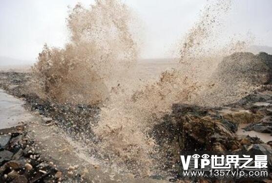 史上最强台风21级，能在海面掀起20米巨浪(常与狂风暴雨相伴)