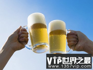 喝酒前为什么要碰杯的由来