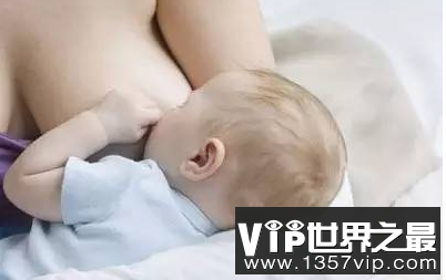 这个女婴长大了两个哺乳的母亲