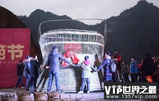 天下第一大火篼，需要12个人牵手才能环抱(img.1221vip.com)