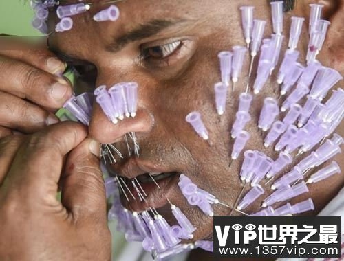 将针插进脸和舌头上最多的人，550根针(img.1221vip.com)