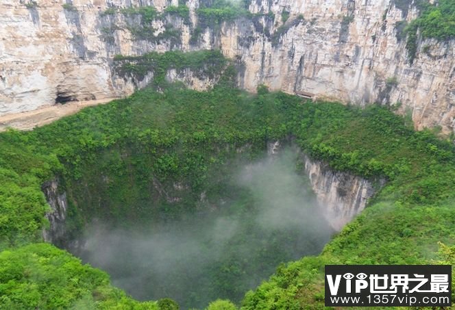 世界上最深的溶洞：天坑地缝，垂直高度666米(深不见底)