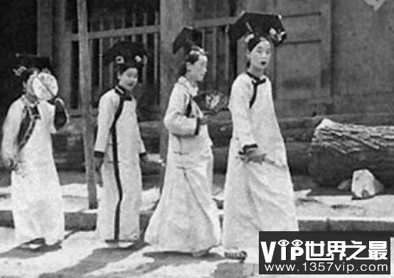 92年故宫宫女事件：故宫红墙惊现行走的宫女(已辟谣)