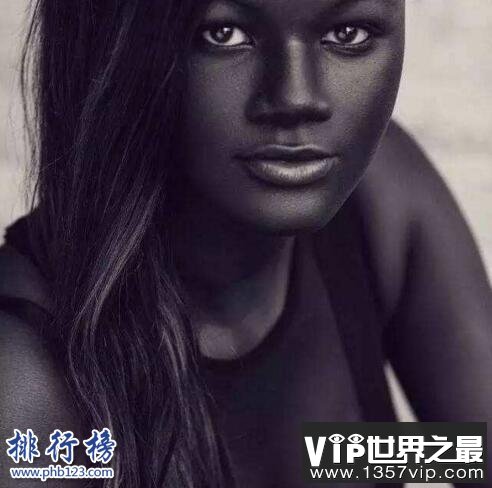 世界上最黑的女人是谁：KhoudiaDiop，夜晚出门等于隐身