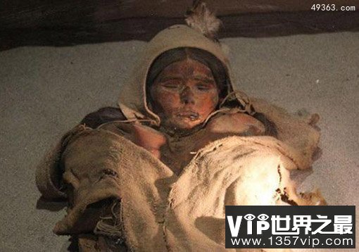 考古专家在楼兰遗址上挖掘出女干尸，4000年了仿佛刚刚睡去