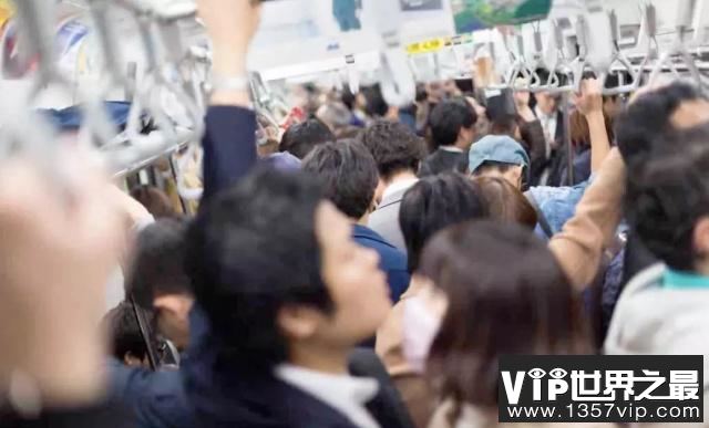 世界上最拥挤的地铁站：新宿站每天人流近400万