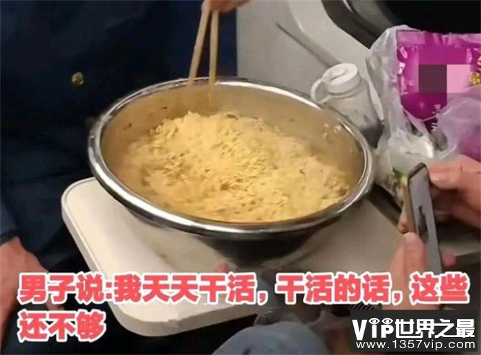 大哥在火车上吃十袋泡面 饭量怎么这么大？（大胃王）