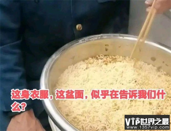 大哥在火车上吃十袋泡面 饭量怎么这么大？（大胃王）