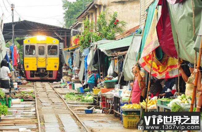 世界上最危险的菜市场 美功铁道市场位于泰国