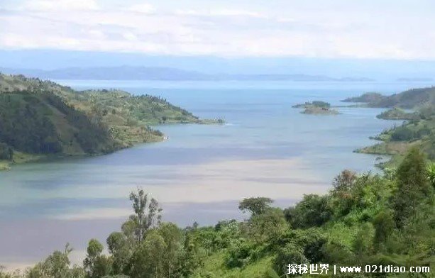 非洲尼奥斯湖一夜杀死2000人 湖底竟有活火山(被称杀人湖)