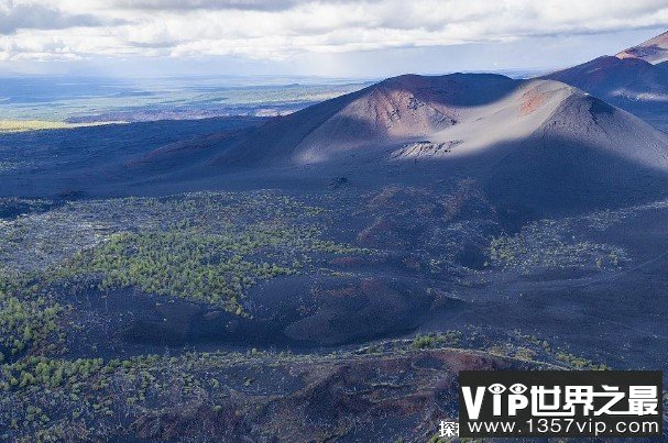 世界上最大的火山群 俄罗斯堪察加火山群(超过300座)