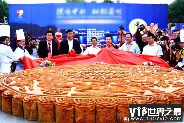 世界上最大的月饼 中华圆月可供11万人食用(重13吨)