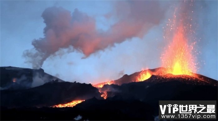 冰岛火山喷发时，监控拍到2个喷射蓝光的UFO，它究竟是什么？