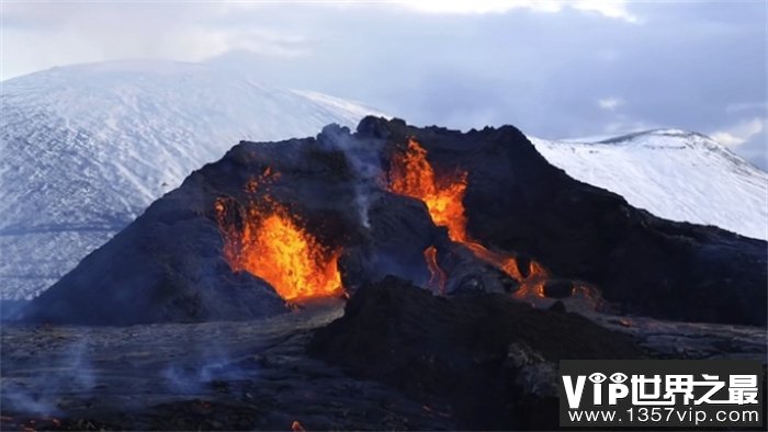 冰岛火山喷发时，监控拍到2个喷射蓝光的UFO，它究竟是什么？