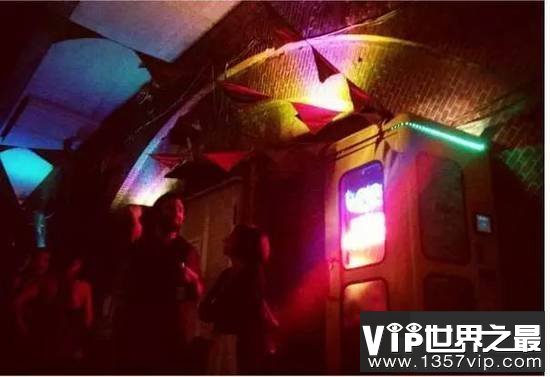 世界上最小的夜店,只能容纳2个人(体验肉体摩擦刺激)