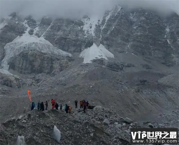 世界上最“强悍”的人：敢穿着拖鞋爬珠峰，能把人抬到峰顶